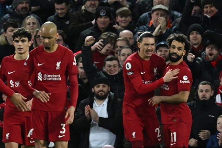 Penyerang Liverpool, Mohamed Salah (kanan), melakukan selebrasi bersama rekan-rekannya usai mencetak gol ke gawang Wolverhampton Wanderers dalam laga tunda pekan ketujuh Premier League 2022-23 di Stadion Anfield, Liverpool, Rabu (1/3/2023). Terdekat, Liverpool akan bertandang ke markas Leeds United pada pekan ke-31. Laga Leeds United vs Liverpool akan digelar di Stadion Elland Road, Selasa (18/4/2023) pukul 02.00 dini hari WIB.