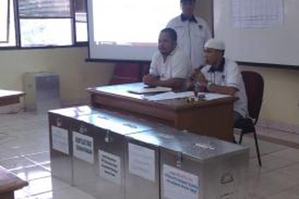 Suasana proses rekapitulasi suara di tingkat Panitia Pemilihan Kecamatan Menteng, di Jalan Anyer No. 9 Jakarta Pusat, Minggu (13/7/2014)
