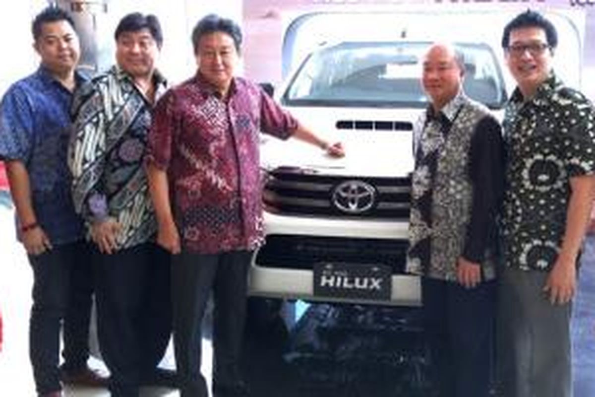 Prosesi peluncuran generasi terbaru Hilux di Medan, Sabtu (3/10/2015).