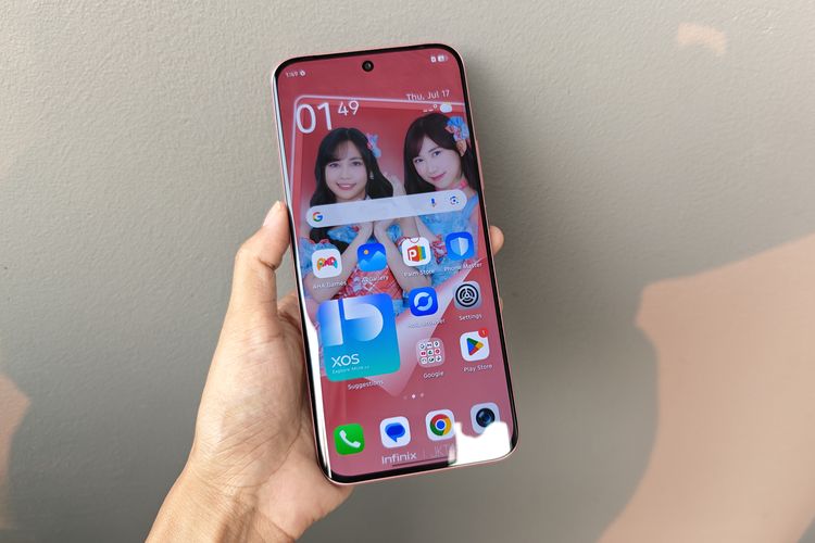 Saat dinyalakan pertama kali, layar Infinix Hot 60 Pro Plus menampilkan wallpaper member JKT48. Pasalnya ponsel ini merupakan kolaborasi Infinix dengan grup vokal wanita tersebut. Selain itu, member JKT48 juga menghiasi layar kunci ponsel ini. 