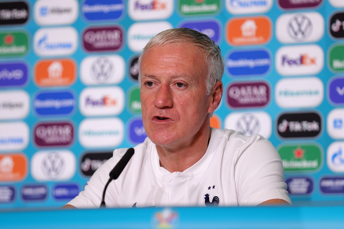 MUENCHEN, JERMAN - Dalam foto yang disediakan oleh UEFA ini, Didier Deschamps, pelatih Perancis, berbicara kepada jurnalis pada sesi konferensi pers jelang laga Grup F Euro 2020 antara Perancis vs Jerman di Fussball Arena Muenchen, 14 Juni 2021. 