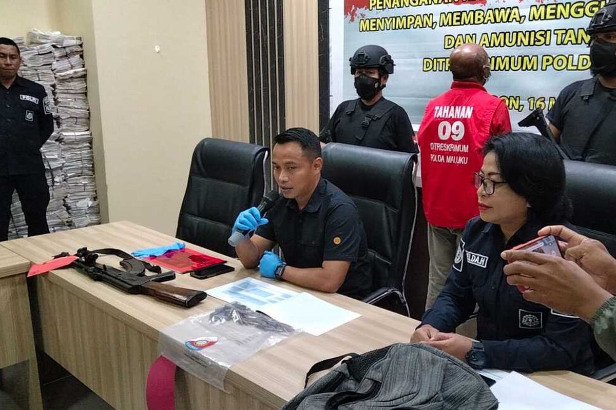 Direktur Kriminal Umum Polda Maluku Kombes Pol Andri Iskandar saat memberikan keterangan pers terkait penangkapan seorang warga di Kabupaten Seram Bagian Barat atas penguasaan senjata api organik, Selasa (16/5/2023)