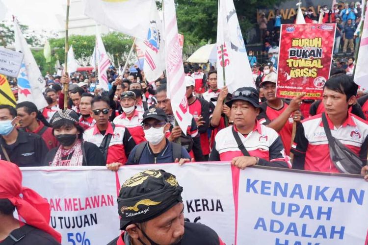Buruh melakukan aksi unjuk rasa di Depan Kantor Gubernur Banten, Kota Serang menuntut UMK 2022 naik 10 persen hingga 13,5 persen pada Selasa (30/11/2021). 