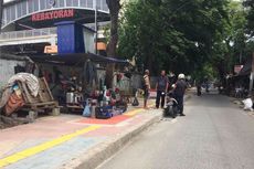 PKL Barang Bekas Kembali Okupasi Trotoar di Stasiun Kebayoran