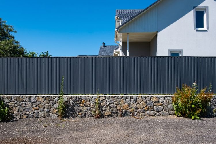 Ilustrasi pagar rumah minimalis yang terbuat dari kombinasi material logam dan batu alam
