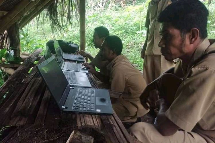 Foto: Guru dan operator di SD Negeri Demondei, Desa Demondei, Kecamatan Wotan Ulu Mado, Kabupaten Flores Timur yang sedang mencari sinyal internet di salah satu pondok yang ada di kebun warga.