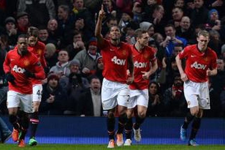 Gelandang Manchester United, Antonio Valencia, merayakan golnya seusai membobol gawang Swansea City dalam lanjutan Premier League, Sabtu (11/1/2014). 