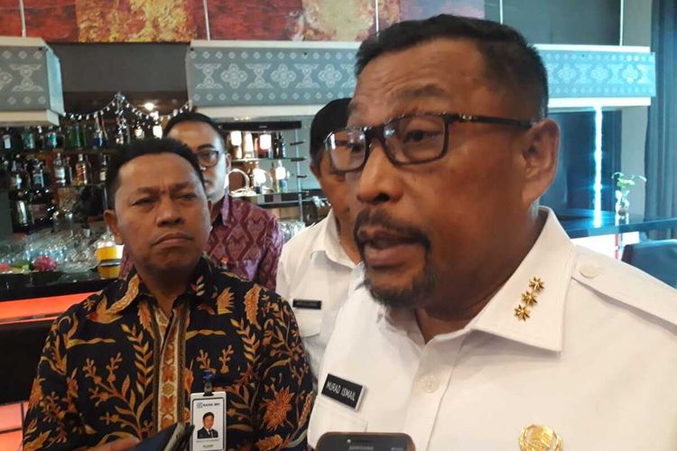 Gubernur Maluku, Murad Ismail saat diwawancarai waratwan di sebuah hotel di Ambon, Rabu (18/12/2019)