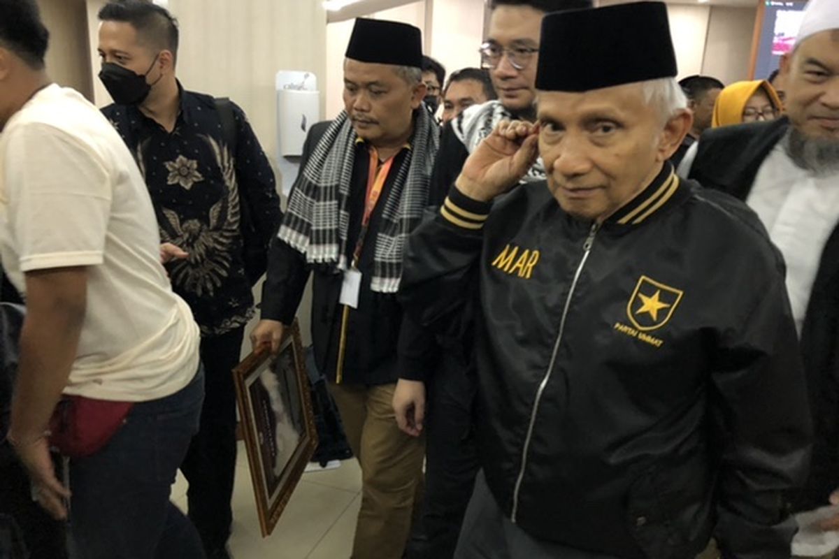 Ketua Majelis Syura Partai Ummat, Amien Rais di kantor KPU RI, Menteng, Jakarta, Jumat (30/12/2022). 