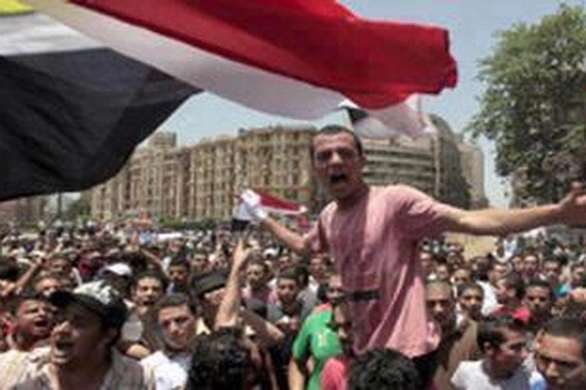 Lapangan Tahrir kembali dipenuhi massa yang memprotes keputusan MA yang membubarkan parlemen. 