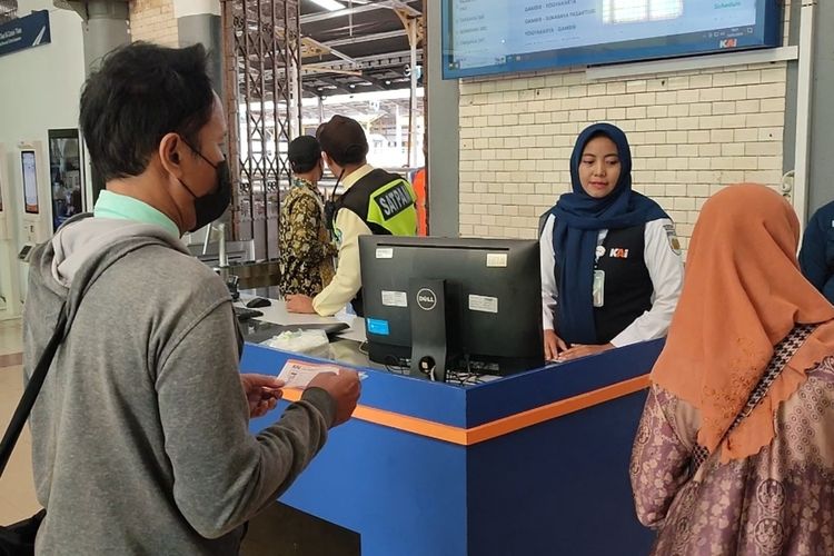 Sejumlah penumpang kereta api melakukan boarding pas di Stasiun Cirebon, Kamis (14/3/2024) siang. Sejumlah penumpang dari 22 rangkaian kereta api terdampak banjir Semarang sehingga mengalami keterlambatan.