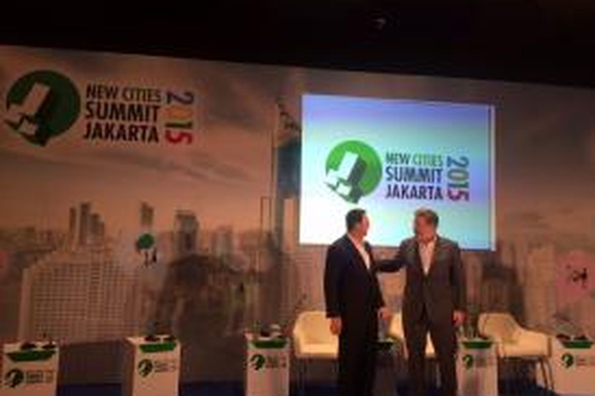Gubernur DKI Jakarta Basuki Tjahaja Purnama (kiri) dengan Ketua New Cities Foundation John Rossant, saat berada di forum diskusi New Cities Summit 2015, di Ciputra Artpreneur Lotte Shopping Avenue, Jakarta, Selasa (9/6/2015). 