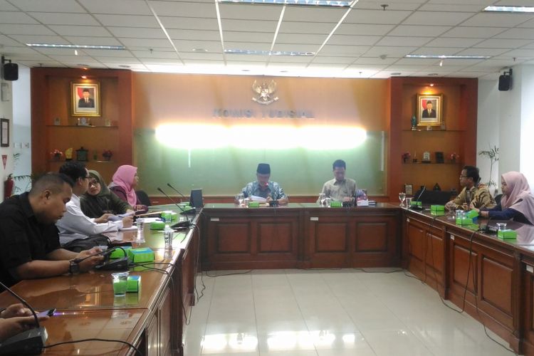 Ketua Bidang Rekrutmen Hakim Aidul Fitriciada Azhari (Tengah, berpeci) mengumumkan 12 calon hakim agung di gedung Komisi Yudisial, Jakarta, Kamis (20/12/2018).  