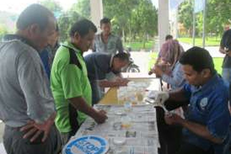 Para sopir angkutan umum mengikuti tes urine yang dilaksanakan petugas BNN Kabupaten Sergei, di terminal Bandar Kajum, Tebing Tinggi, Selasa (28/6/2016).