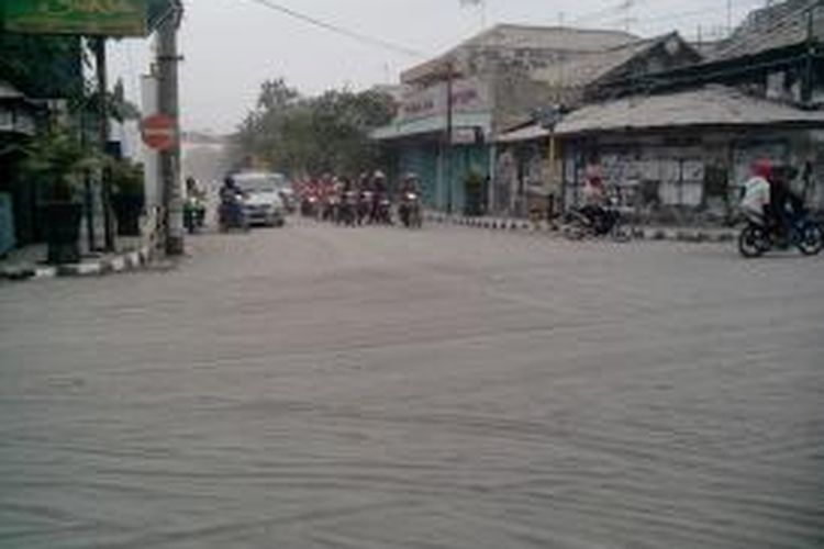 Suasana Kota Kediri, Jawa Timur, sehari setelah terjadinya erupsi Gunung Kelud, Jum'at (13/2/2014).