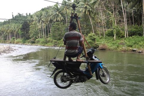 Berita Foto: Perjuangan Siswa SD hingga Pengendara Motor Seberangi Sungai dengan Tali