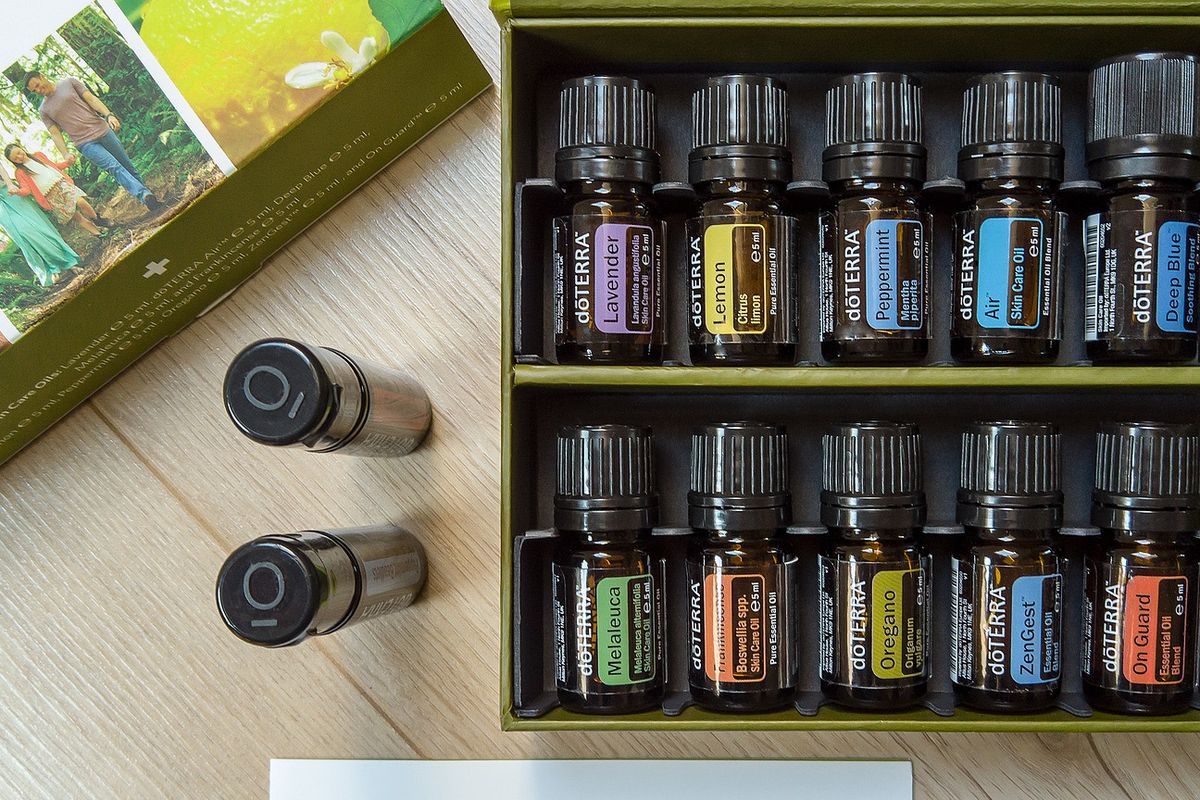 Ilustrasi essential oil, minyak esensial. 