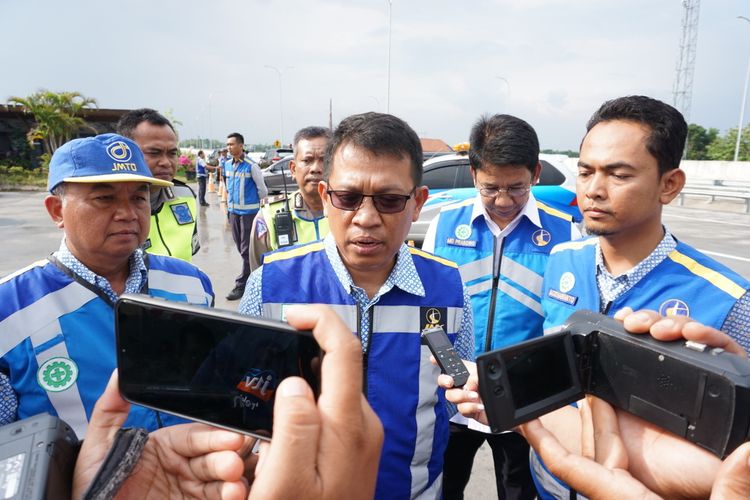 Direktur Utama PT Jasa Marga Ngawi Kertosono Kediri, AJ Dwi Winarsa memberikan penjelasan pemasangan singing road di ruas tol Madiun-Surabaya KM 644 menjelang liburan Natal dan tahun baru. Pemasangan singing road untuk menekan jumlah angka kecelakaan lalu lintas.