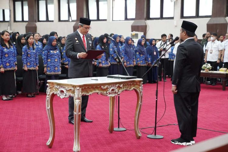 Gubernur Sulsel, Andi Sudirman Sulaiman melantik Pj Sekda, Andi Muhammad Arsjad di Ruang Pola Kantor Gubernur, Rabu (16/8/2023).