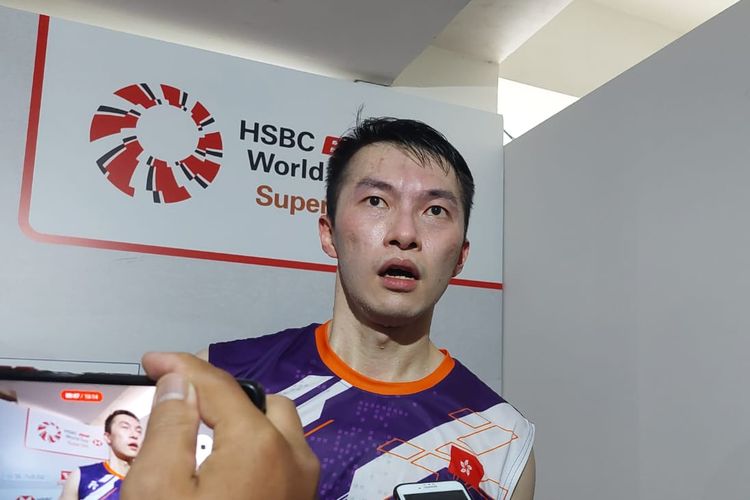 Tunggal putra asal Hong Kong, Ng Ka Long Angus, saat diwawancarai media usai laga semifinal Indonesia Masters 2023 di Istora Senayan, Jakarta, Sabtu (28/1/2023). Ng Ka Long Angus kalah 21-17, 25-27, 20-22 dari Chico Aura Dwi Wardoyo. 