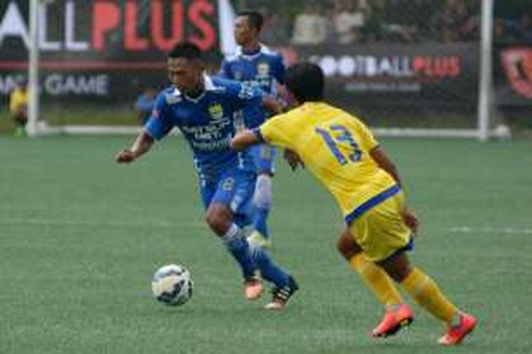 Wing bek Persib Bandung Tony Sucipto saat berduel dengan pemain Cilegon United dalam laga uji coba di Football Plus Arena, Parongpong, Kabupaten Bandung Barat, Rabu (20/4/2016)