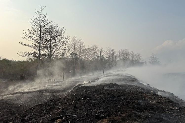 Angin Kencang dan Keterbatasan Air Hambat Pemadaman TPA Buku Deru-deru