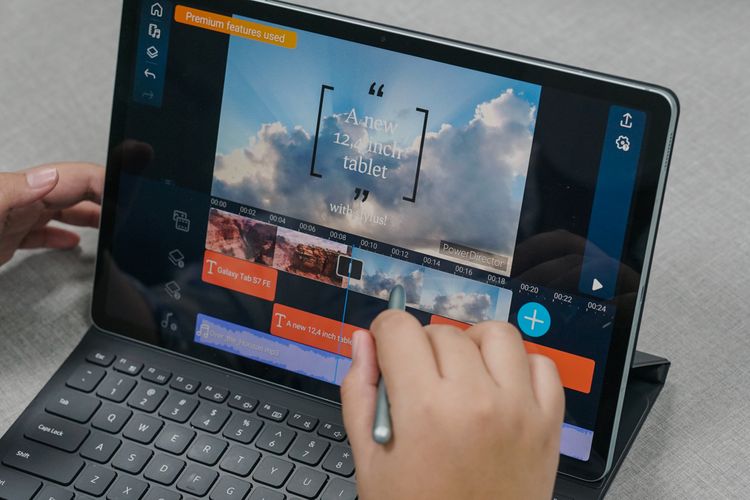 Dengan layar Galaxy Tab S7 FE 5G yang berukuran 12,4 inci, antarmuka aplikasi terlihat jadi serba besar sehingga lebih mudah digunakan. Beberapa aplikasi terlihat melar seperti UI smartphone yang dipaksakan untuk tablet, tapi ini karena aplikasi tersebut kurang dioptimalkan untuk tampilan di tablet Android. 