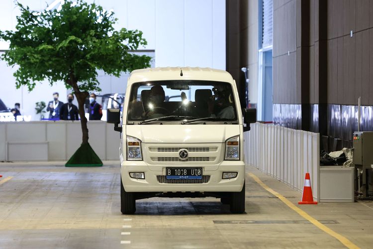 Test drive mobil listrik DFSK Gelora E di ajang Periklindo Electric Vehicle Show (PEVS) 2022 di JIExpo Kemayoran, Senin (25/7/2022). Selain mobbil listrik DFSK Gelora E, pengunjung juga bisa mencoba mobbil listrik Tesla Model 3 Performance dan Alke Mini Pikap.