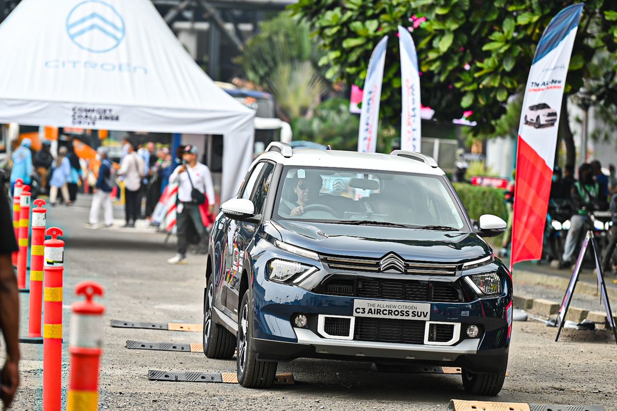 Seorang konsumen mencoba The All New Citroën C3 Aircross SUV di Bandung. 