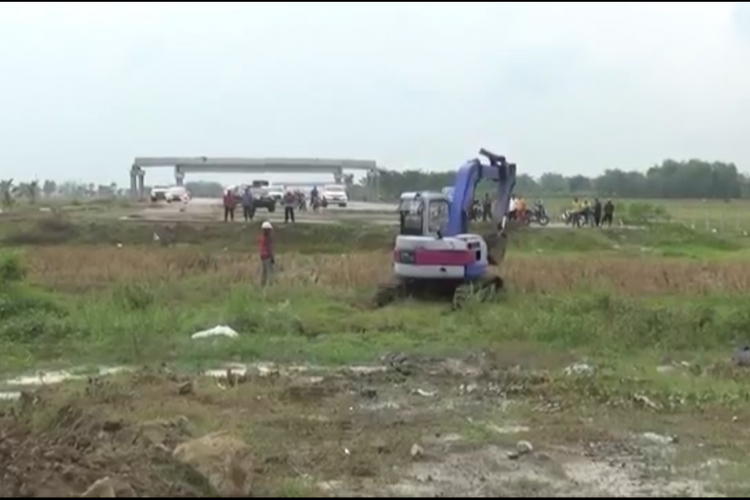 Alat berat exavator mengeksekusi lahan warga yang terkena dampak pembangunan jalan tol di Balerejo, Kabupaten Madiun, Jumat ( 21/7/2017) 