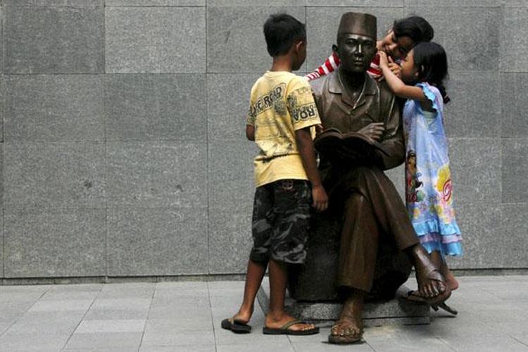 Sejumlah anak-anak bermain dan mengamati detil patung baru Proklamator Ir Soekarno yang dipasang di situs Penjara Banceuy, Bandung, Jawa Barat, Minggu (10/5/2015). 