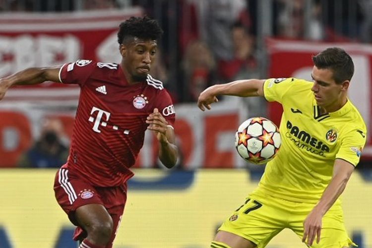 Kingsley Coman (kiri) berebut bola dengan Giovani Lo Celso dalam laga Bayern Muenchen vs Villarreal pada leg kedua perempat final Liga Champions 2021-2022 yang digelar di Stadion Allianz Arena, Rabu (13/4/2022) dini hari WIB.