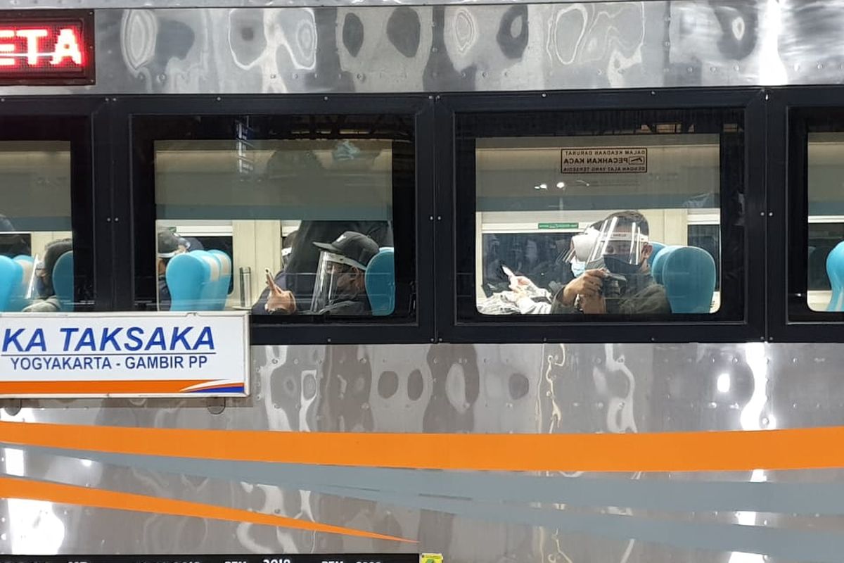 Penumpang kereta Taksaka tujuan Yogyakarta. KA Taksaka merupakan KA eksekutif yang masuk dalam program Promo Merdeka KAI untuk memperingati HUT RI ke-77, yang mana untuk rute tujuan Jakarta-Yogyakarta PP harga tiket kereta eksekutif hanya Rp 170.000 per tiket, melalui pembelian di KAI Access mulai 7 Agustus 2022. 