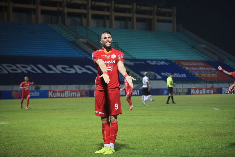 Striker asing Persija Jakarta, Marko Simic, berselebrasi ala gaya influencer berdarah Senegal-Italia, Khaby Lame. Terkini, Marko Simic berhasil menang gugatan di ranah FIFA soal sengketa gajinya semasa bermain di Persija Jakarta.