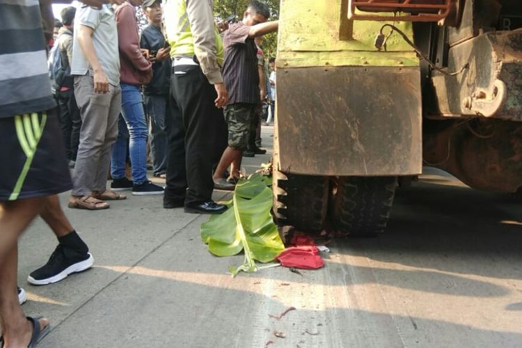 Warga berkerumun di lokasi kecelakaan antara truk bermuatan tanah dengan sebuah sepeda motor di Graha Bintaro, Perigi Baru, Pondok Aren, Tangerang Selatan, Senin (14/10/2019). Kecelakaan tersebut mengakibatkan seorang perempuan pengendara motor itu tewas terlindas.      