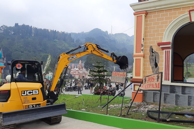 Pemprov Jawa Barat membongkar wahana rekreasi Hibisc Fantasy Puncak di Bogor, Jabar, Kamis (6/3/2025)