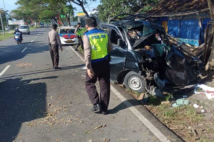 Petugas Satuan Lalu Lintas Kepolisian Resor Bangkalan meninjau lokasi kecelakaan yang menimbulkan satu orang tewas, Jumat (29/4/2022).