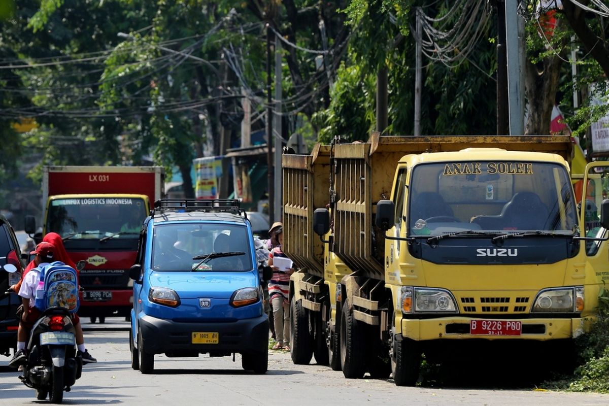 Bajaj Qute melintas di Kawasan Pademangan, Jakarta Utara, Selasa (25/7/2017). Qute ini difungsikan sebagai pengganti bemo yang merupakan bagian dari revitalisasi angkutan lingkungan dan saat ini ada 17 unit bajaj roda empat yang diuji coba.