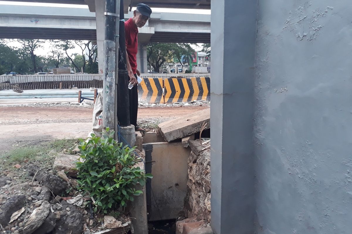 Saluran air di wilayah RT 05, RW 011, Kelurahan Cipinang Melayu, Kecamatan Makasar, Jakarta Timur, tidak mengalir dengan baik akibat terhambat saluran u-ditch Tol Becakayu, Kamis (5/12/2019).