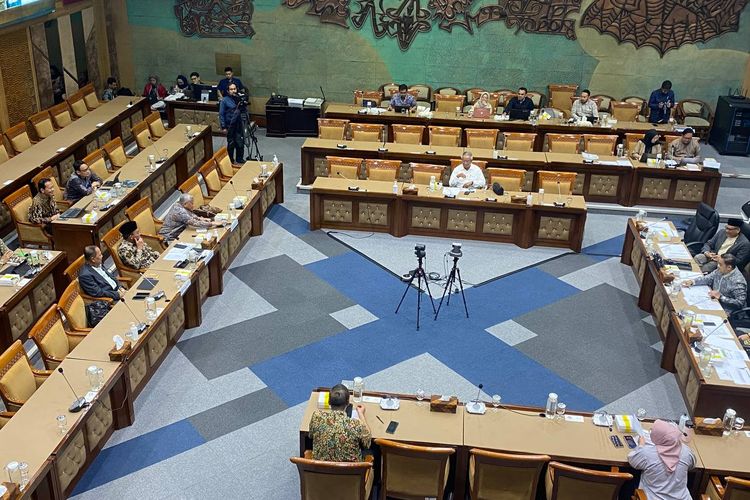 Komisi X DPR rapat bersama sejumlah mantan Mendikbud di Gedung DPR, Senayan, Jakarta, Selasa (2/7/2024). 