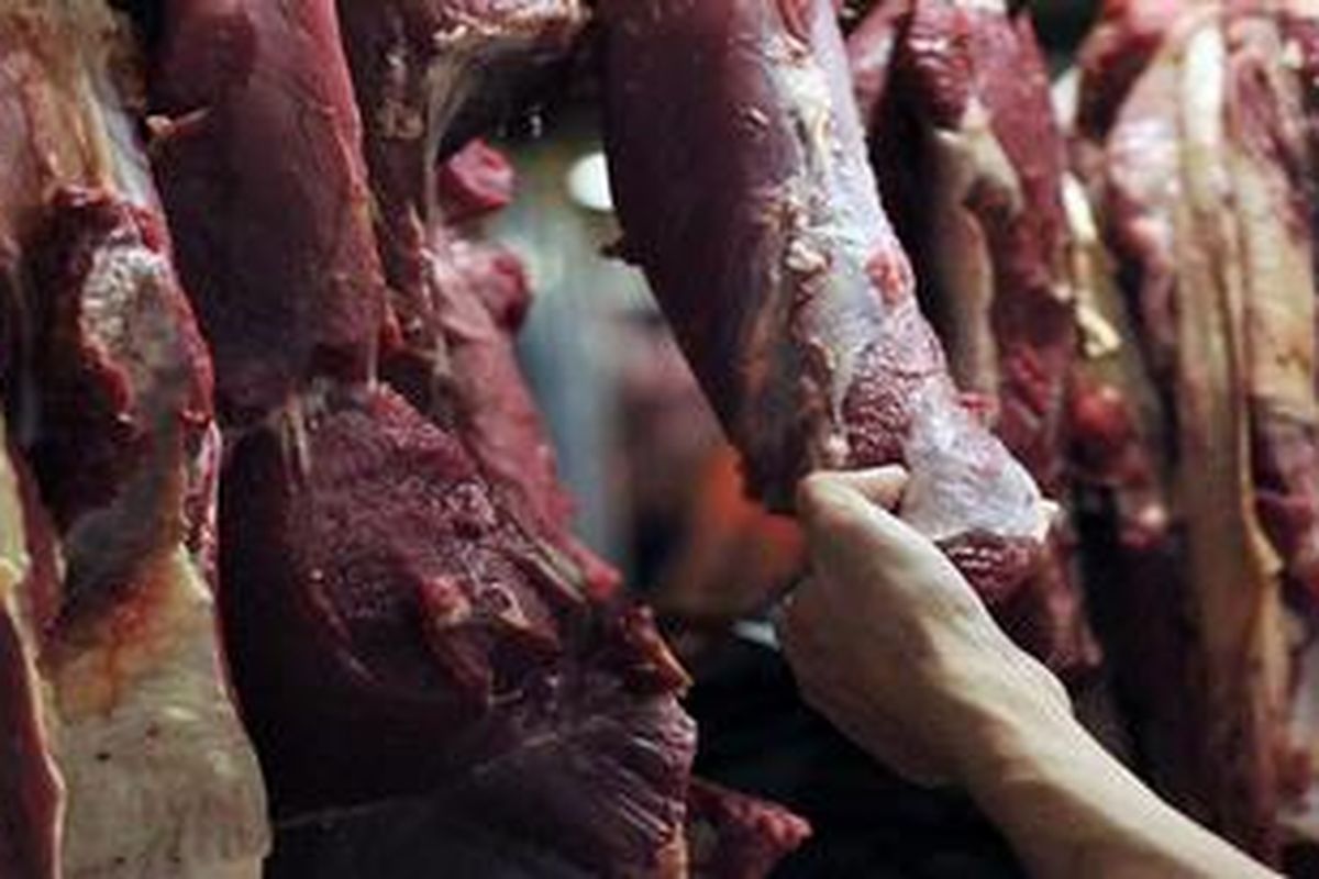 Calon pembeli memiilih daging yang dijual pedagang di Pasar Senen, Jakarta, Kamis (9/6/2011). Meski Pemerintah Australia menghentikan pasokan sapi bagi 12 rumah pemotongan hewan  di Indonesia, harga daging sapi lokal tetap stabil, yaitu berkisar antara Rp 60.000 - Rp 70 per kilogram. Sedang harga daging impor Rp 54.000 per kilogram.