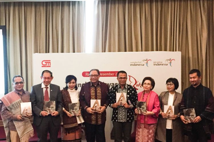 Peluncuran Buku Seri Pesona Kain Indonesia, Kain Songket dan Kain Ulos, di The Ritz Carlton Jakarta, Rabu (5/12/2017).