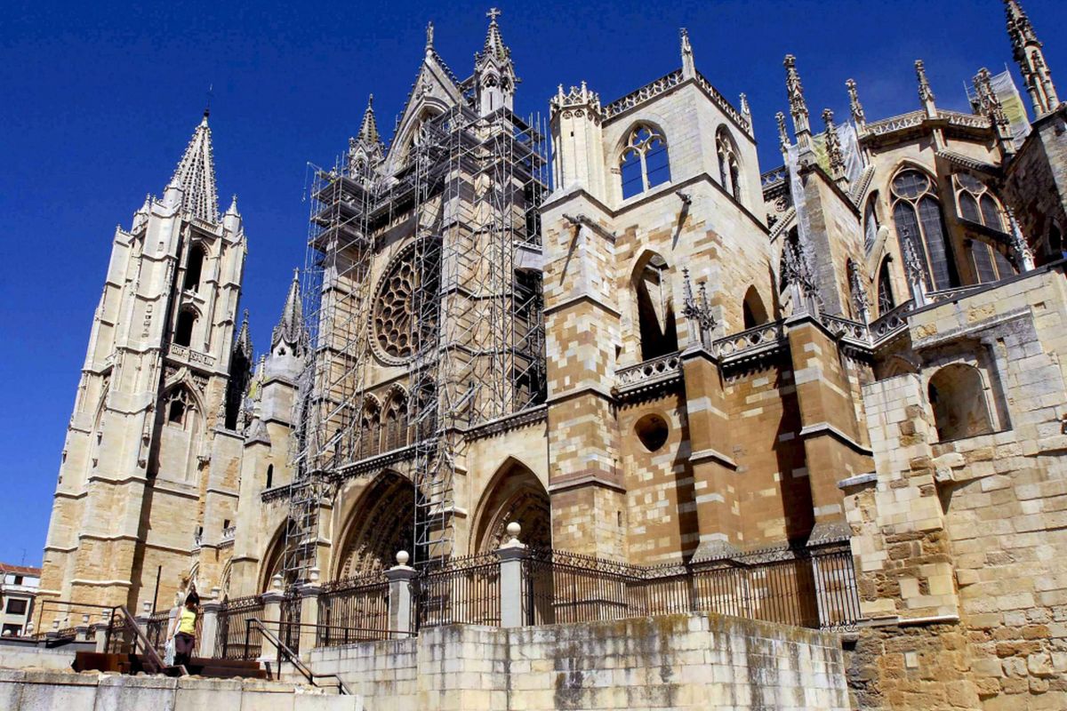 Katedral Leon di Leon, Spanyol, Minggu (20/7), adalah salah satu contoh bangunan bergaya gotik Perancis yang ada di Spanyol. Beberapa pekerjaan renovasi sedang dilakukan di Katedral itu dan diperkirakan akan rampung tahun 2010. *** Local Caption *** View of the Leon Cathedral in Leon, Spain, 20 July 2008, which is one of the most representative examples of the French gothic style in Spain. Some restoration work is being carried out on the cathedral and is expected to be done by 2010.  