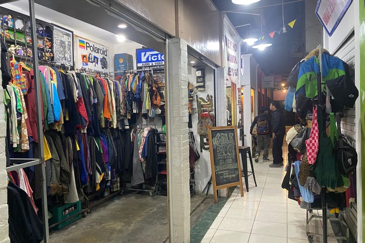 Suasana kios barang-barang thrift yang unik di Lantai Satu Pasar Santa, Jakarta Selatan, pada Selasa (2/11/2023). 
