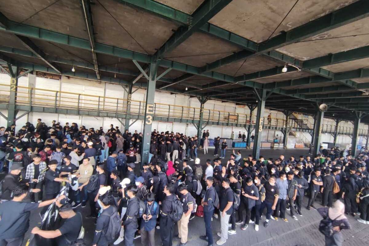 Massa Aksi dari mahasiswa dan elemen masyarakat saat berkumpil di Taman Parkir Abu Bakar Ali, Kamis (22/8/2024)