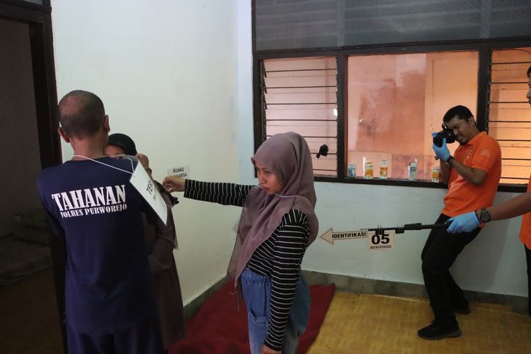 Rekontruksi kasus kekerasan dalam rumah tangga (KDRT) di Purworejo, Jawa Tengah. 