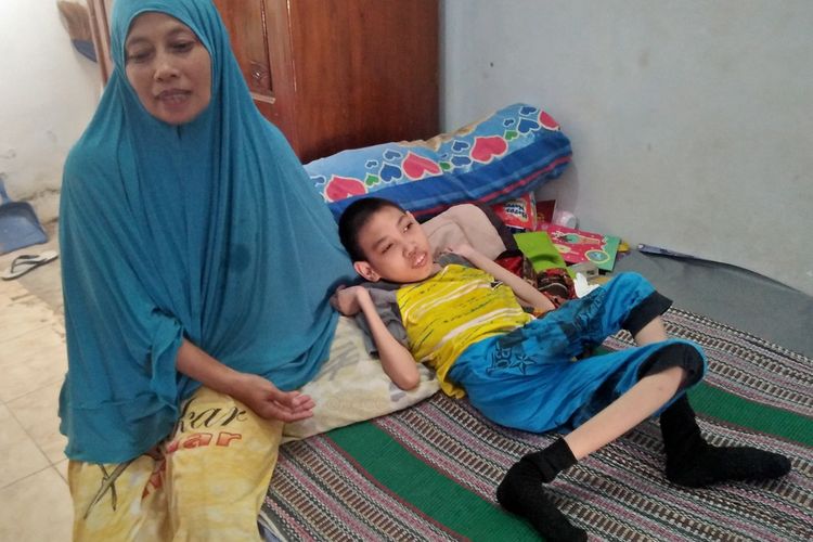 Shauqi Ahsanan Nasid (kanan) bersama Nur Azizah saat ditemui di tempat tinggalnya.