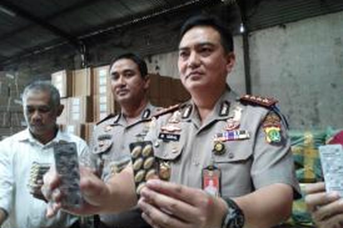 Satuan Narkoba Polres Jakarta Utara mengamankan 1,1 juta obat palsu penghilang nyeri di Pergudangan Pluit, Blok D, Penjaringan, Jakarta Utara, Senin (23/12/2013) dinihari. Obat palsu Ponstan senilai 4 milyar itu di ekspor dari Cina lewat jalur laut, masuk ke Jakarta melalui pelabuhan Batam dan Palembang.