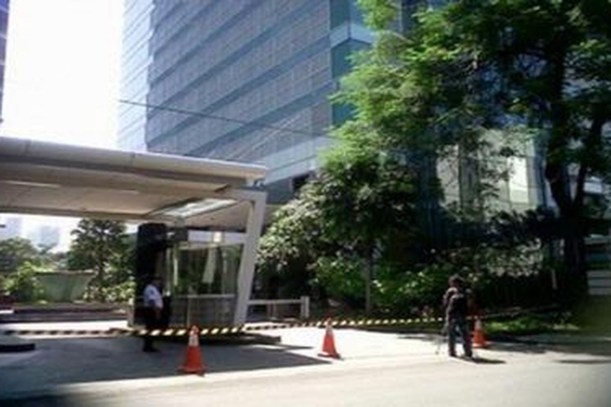 Garis polisi dipasang di sekitar Gedung City Plaza, Wisma Mulia usai bentrok di klub malam Blow Fish di gedung tersebut, Minggu (4/4/2010) dini hari.