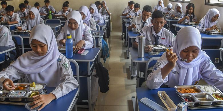 Siswa makan program Makan Bergizi Gratis (MBG) di SMP Negeri 13 Depok, Jawa Barat, Senin (6/10/2025). Gaji SPPG BGN. Gaji SPPG PPPK 2026. Gaji PPPK SPPG BGN. Gaji SPPG PPPK 2026.